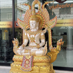 สมเด็จองค์ประฐม เนื้อทองเหลือง สีขาวมุก หน้าตัก 30 นิ้ว ประดับพลอย ทรงเครื่อง